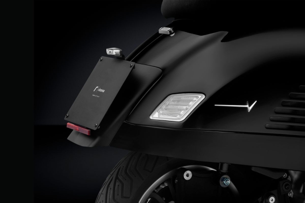 Rizoma Icon-Tag hinten seitlich schwarz für neue Vespa GTS 125 und 300 Modelle